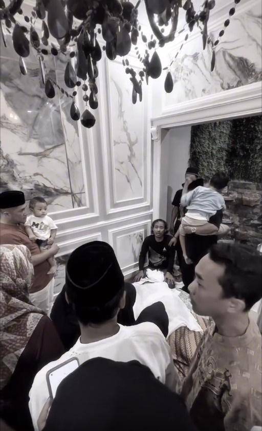 Raffi Ahmad dan Irfan Hakim di rumah duka Mpok Alpa (instagram.com/raffinagita1717)