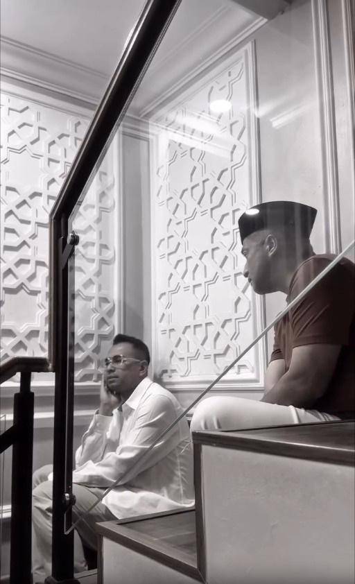 Raffi Ahmad dan Irfan Hakim di rumah duka Mpok Alpa (instagram.com/raffinagita1717)