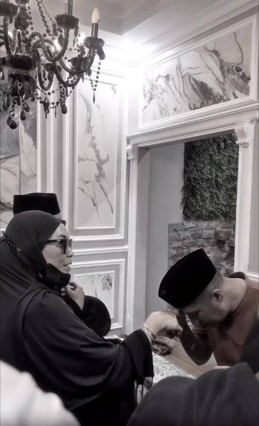 Raffi Ahmad dan Irfan Hakim di rumah duka Mpok Alpa (instagram.com/raffinagita1717)