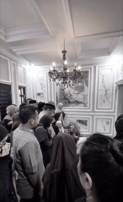 Raffi Ahmad dan Irfan Hakim di rumah duka Mpok Alpa (instagram.com/raffinagita1717)