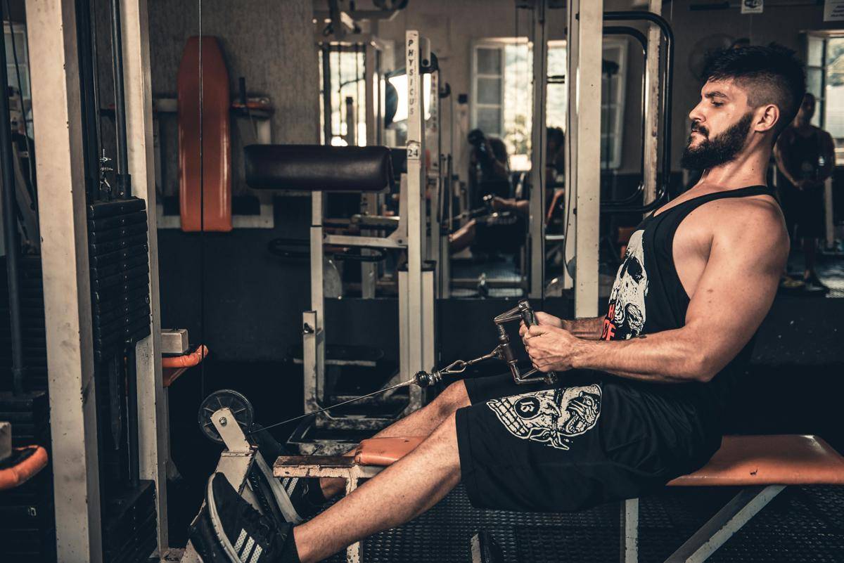 ilustrasi latihan di gym (pexels.com/Cesar Galeão)