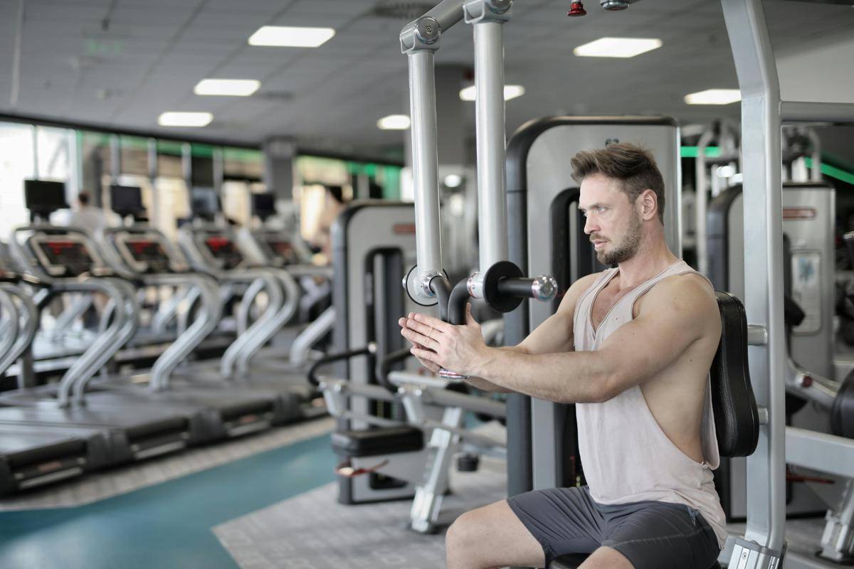ilustrasi latihan di gym (pexels.com/Andrea Piacquadio)
