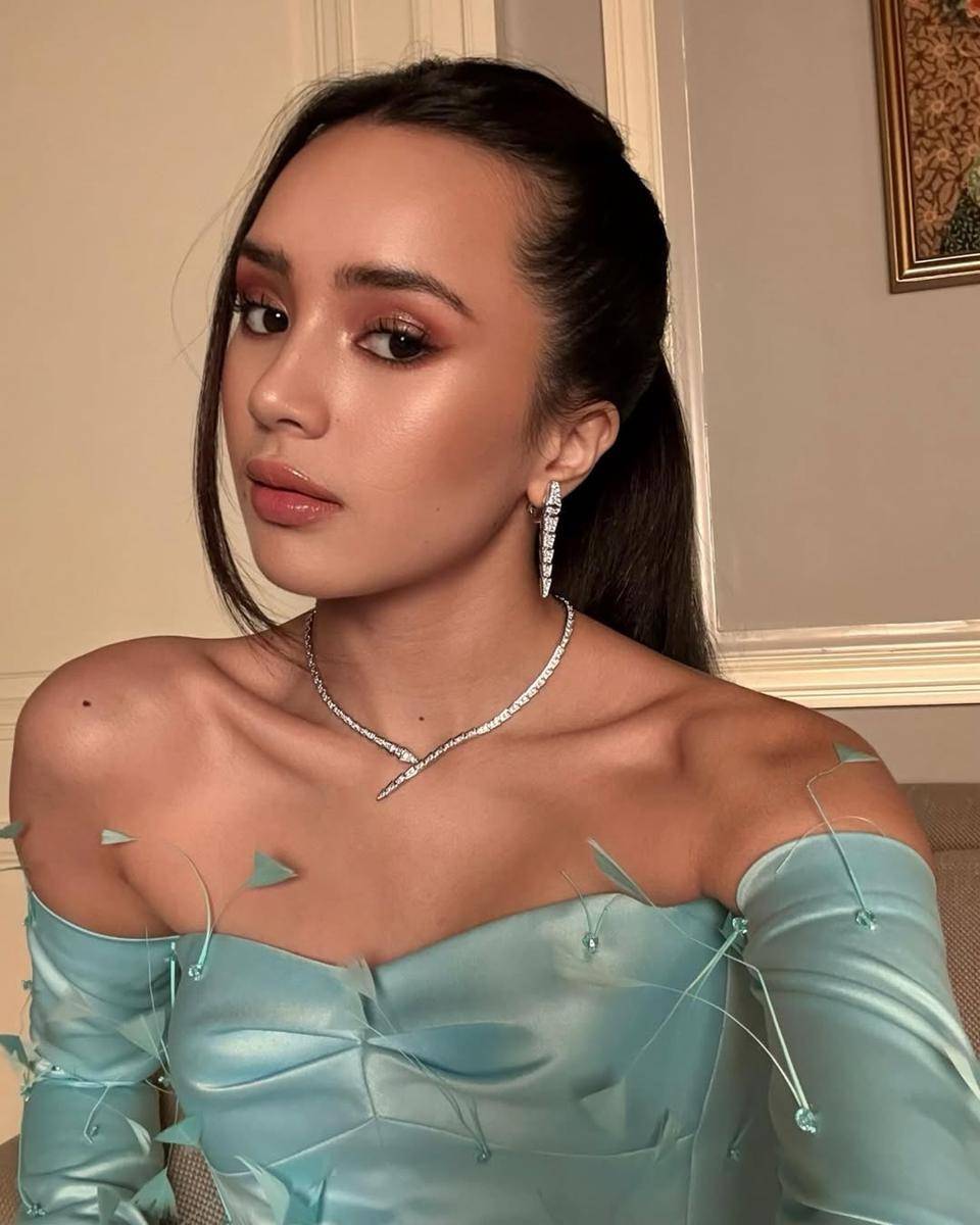 inspirasi gaya rambut panjang ala Beby Tsabina (instagram.com/bebytsabina)