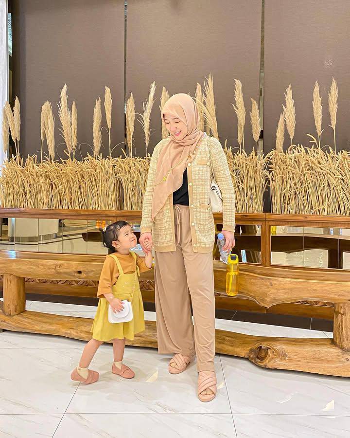 inspirasi OOTD ibu dan anak ala Ayu Indriati (instagram.com/ayuindriati)