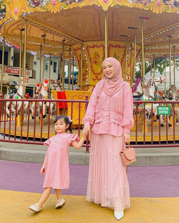 inspirasi OOTD ibu dan anak ala Ayu Indriati (instagram.com/ayuindriati)