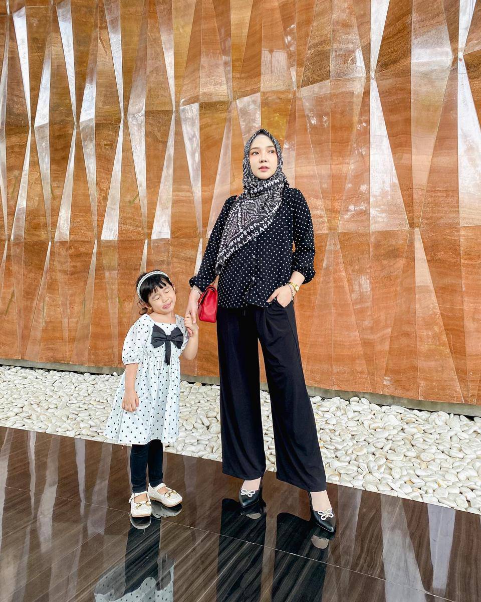 inspirasi OOTD ibu dan anak ala Ayu Indriati (instagram.com/ayuindriati)
