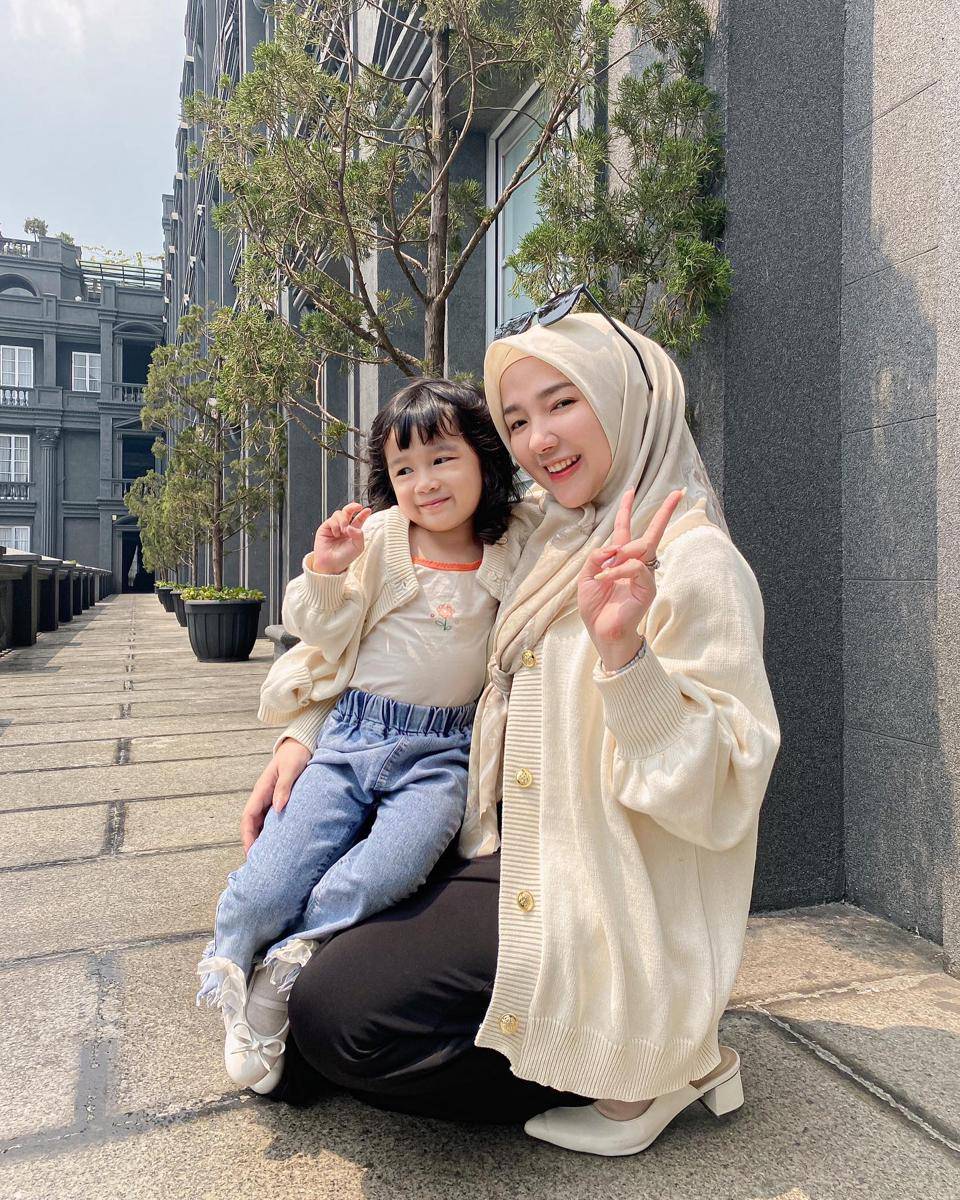 inspirasi OOTD ibu dan anak ala Ayu Indriati (instagram.com/ayuindriati)