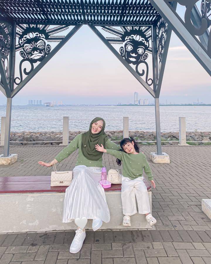 inspirasi OOTD ibu dan anak ala Ayu Indriati (instagram.com/ayuindriati)