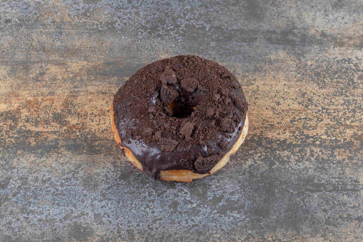 ilustrasi tabur oreo ke donat