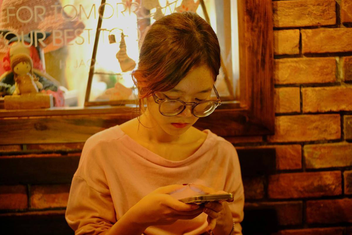 ilustrasi mengatasi layar smartphone yang sering ngelag (unsplash.com/Đào Việt Hoàng)