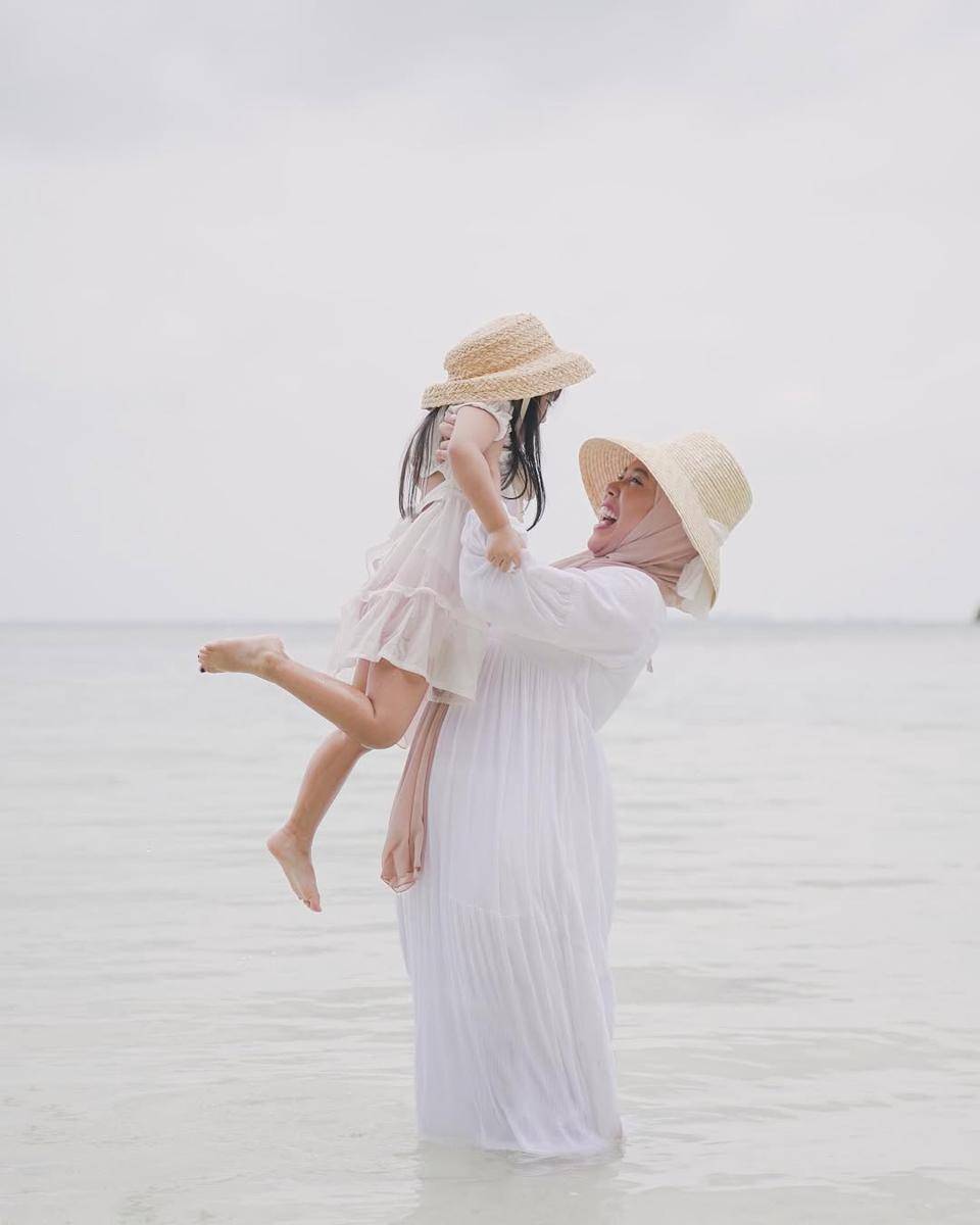 referensi outfit ibu dan anak ala Fitri Tropica (instagram.com/fitrop)