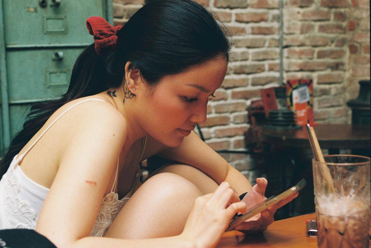 ilustrasi mengatasi layar smartphone yang sering ngelag (unsplash.com/Han Chau)