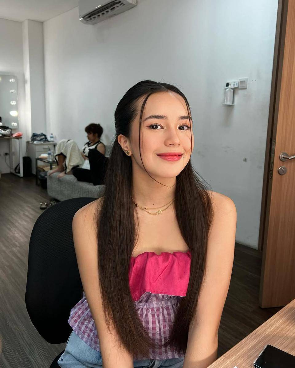 inspirasi gaya rambut panjang ala Beby Tsabina (instagram.com/bebytsabina)