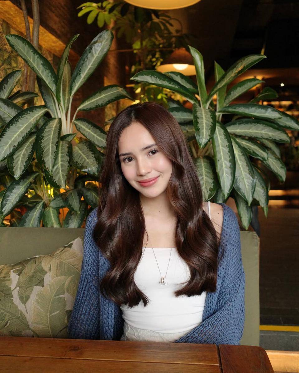 inspirasi gaya rambut panjang ala Beby Tsabina (instagram.com/bebytsabina)