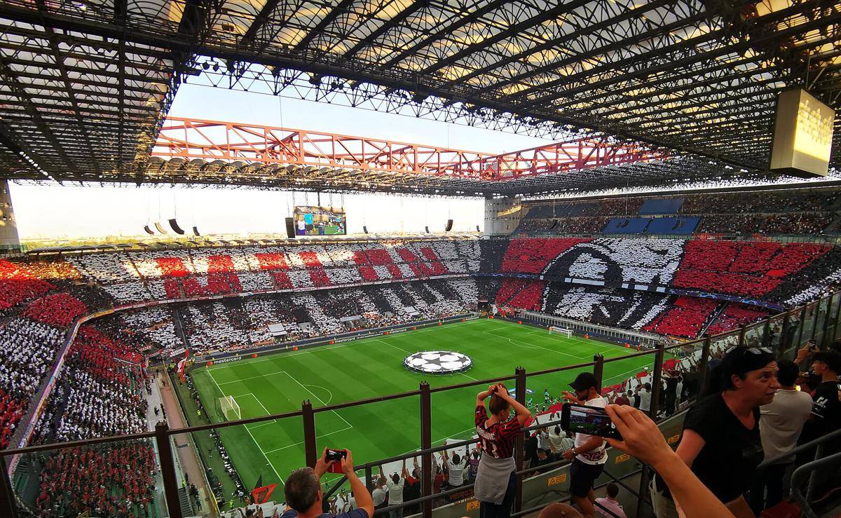 ilustrasi suasana prapertandingan Liga Champions di kandang AC Milan, San Siro 
