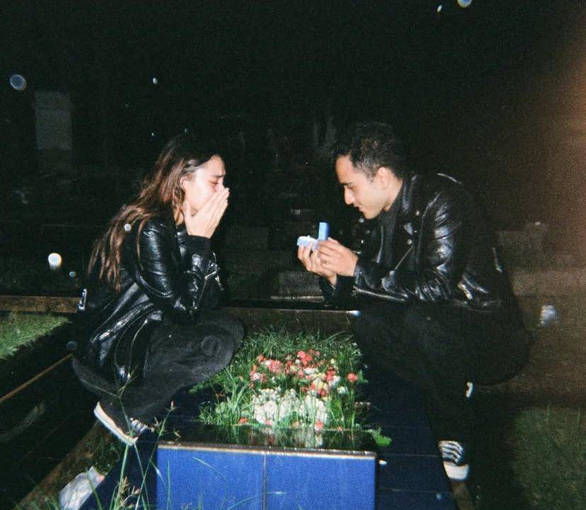 potret Rachquel Nesia dilamar kekasih di makam sang ayah (Instagram.com/rachquelnes)