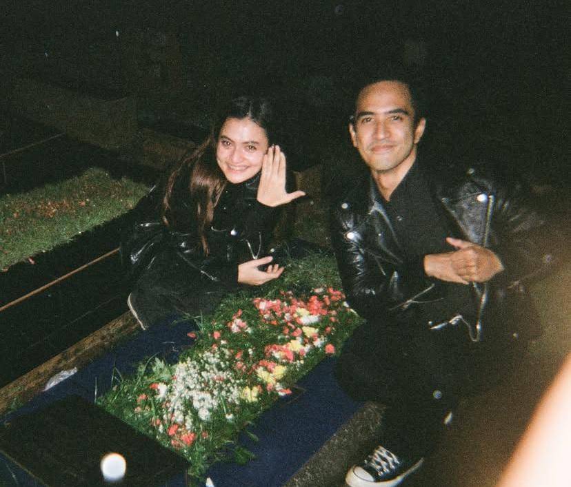 potret Rachquel Nesia dilamar kekasih di makam sang ayah (Instagram.com/rachquelnes)