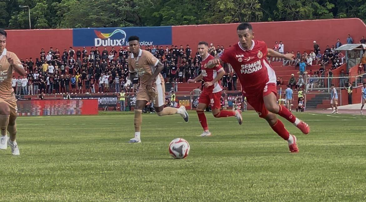 Leo Guntara beradu cepat dengan pemain Dewa United (Foto: IDN Times/Halbert Caniago(