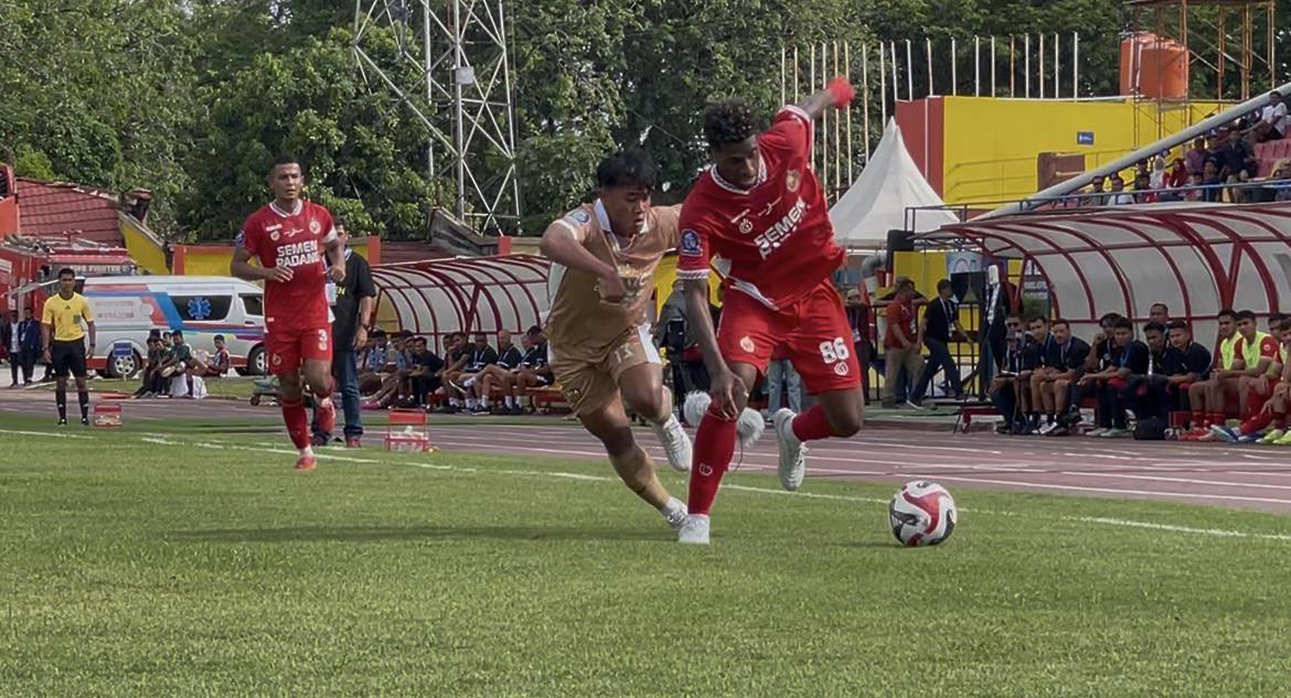Pemain Semen Padang FC berduel dengan pemain Dewa United (Foto: IDN Times/Halbert Caniago)