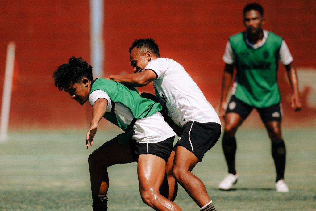 Para pemain Bali United dalam sesi latihan di Lapangan Bosowa Sports Center Makassar pada 13 Agustus 2025. (Instagram.com/baliunitedfc)