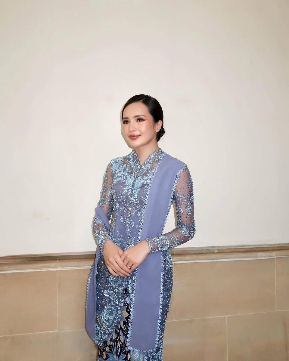 inspirasi gaya rambut panjang ala Beby Tsabina (instagram.com/bebytsabina)