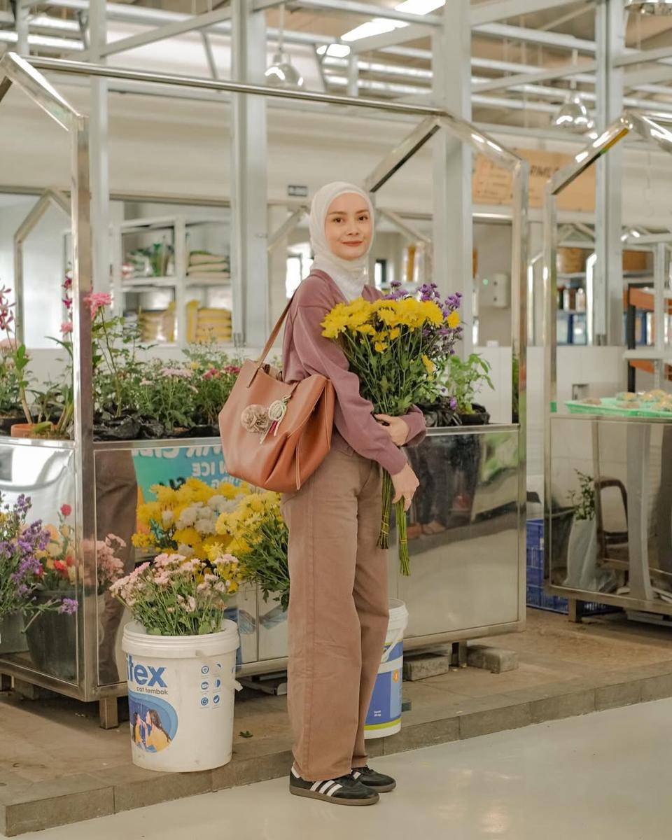 outfit hijab ngampus buat maba ala Dhatu Rembulan (instagram.com/dhaturembulan)