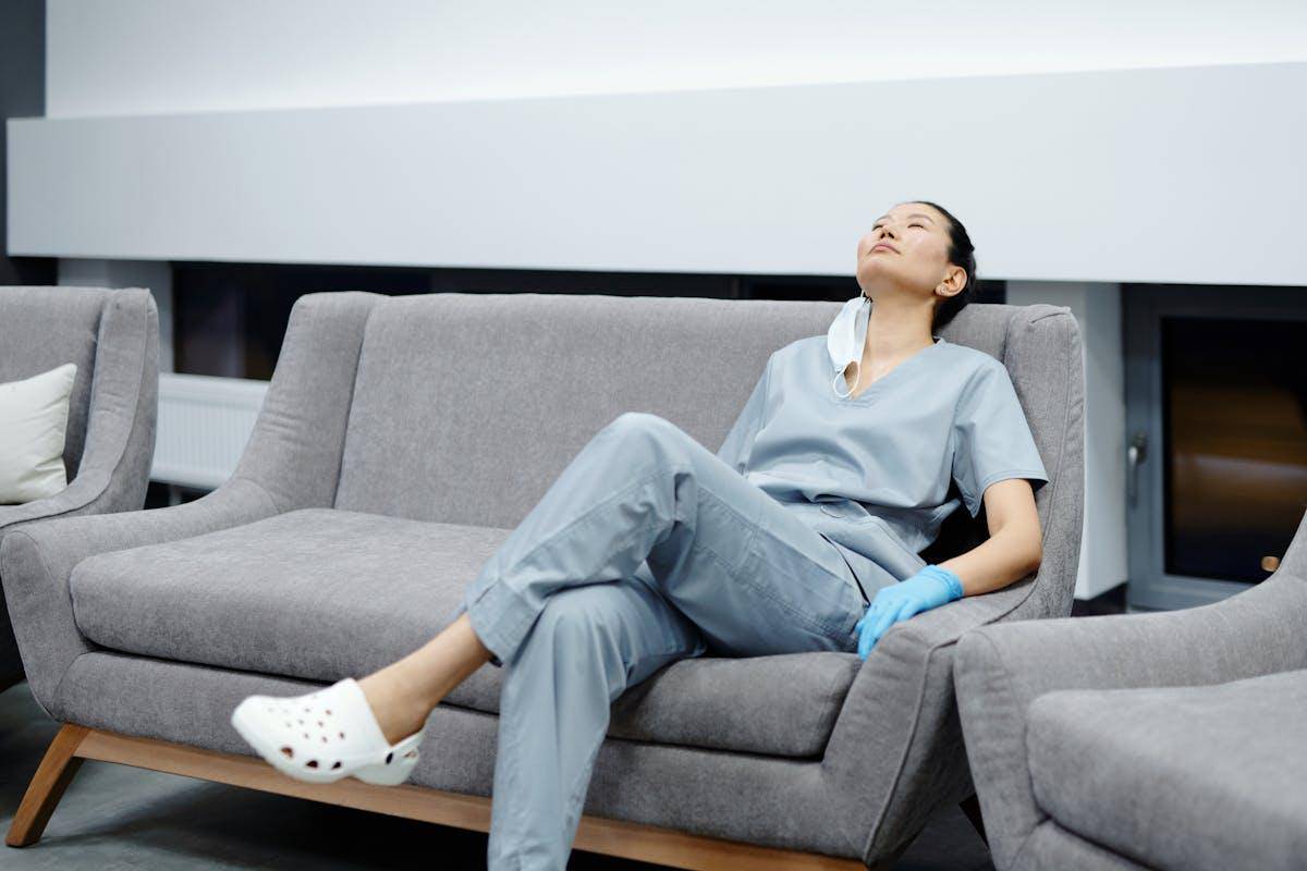 ilustrasi long shift pada tenaga medis (pexels.com/Cedric Fauntleroy)