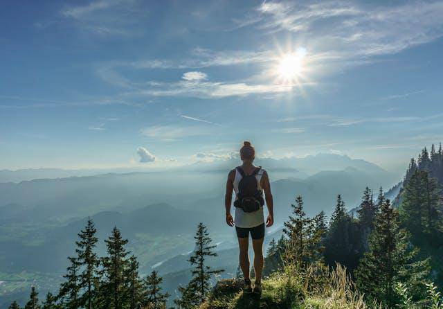 ilustrasi pria mendaki gunung (pexels.com/Krivec Ales) 