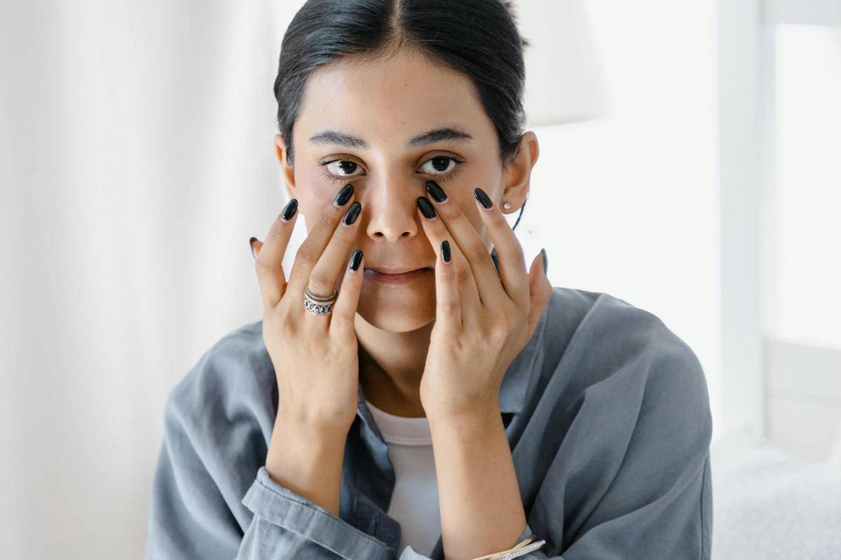 ilustrasi memakai eye cream (pexels.com/MART PRODUCTION)