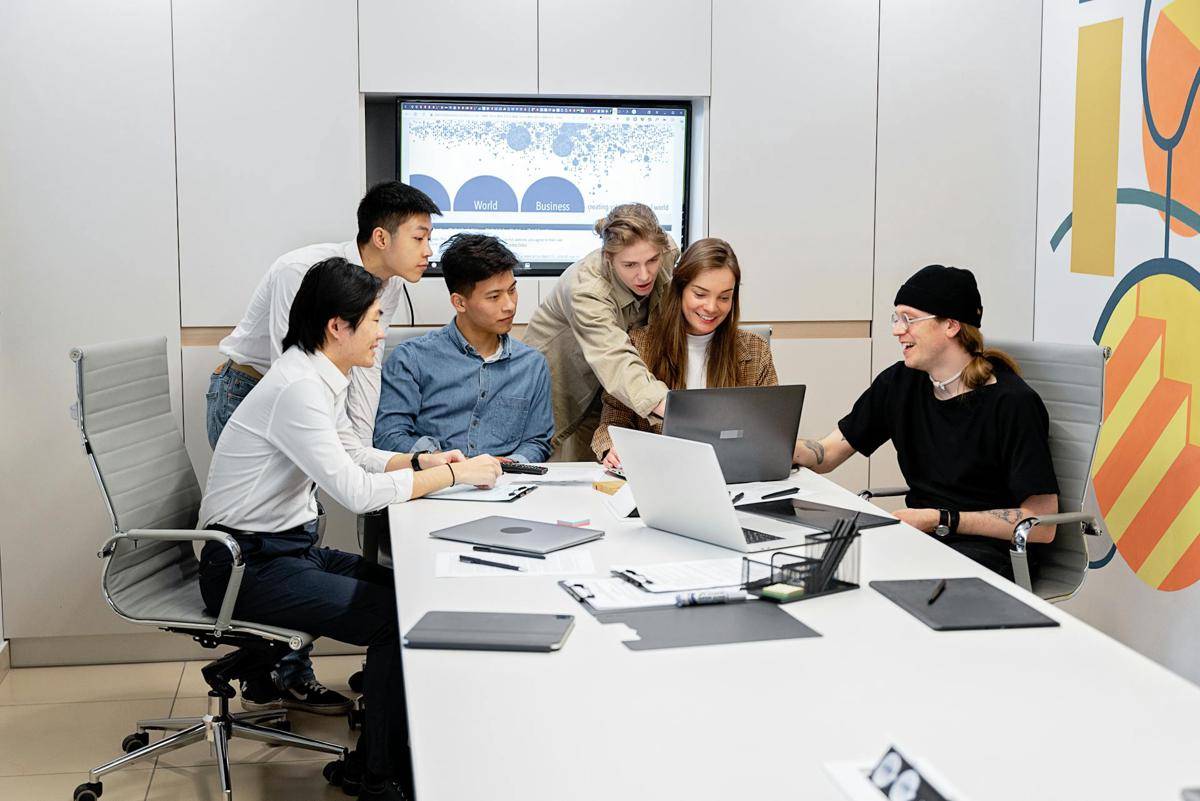 ilustrasi suasana kerja di kantor (pexels.com/Mikhail Nilov)