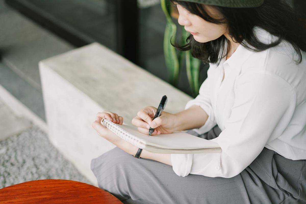 Seseorang sedang menulis (pexels.com/Rizky Sabriansyah)