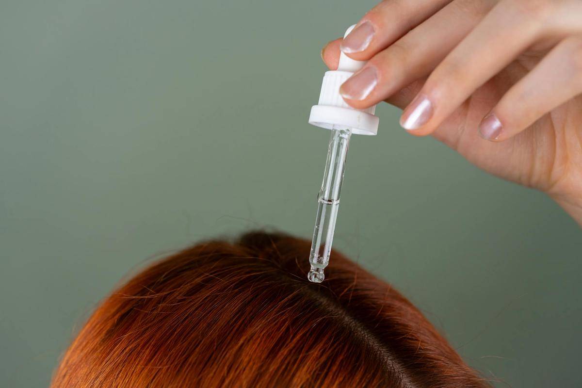 ilustrasi mengaplikasikan serum rambut (pexels.com/Beyzanur K.)