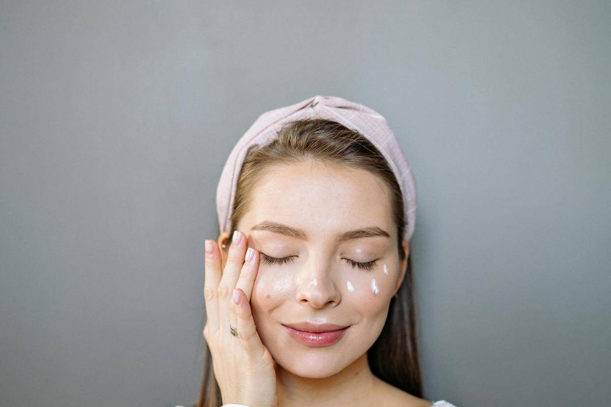 ilustrasi pakai eye cream (pexels.com/Yan Krukau)