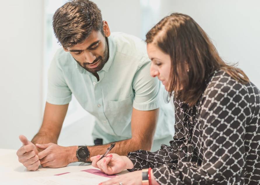 illustrasi membantu pasangan (pexels.com/RDNE Stock project)