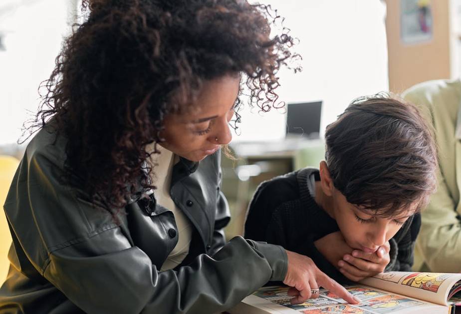 illustrasi mendampingi anak belajar (pexels.com/Mikhail Nilov)