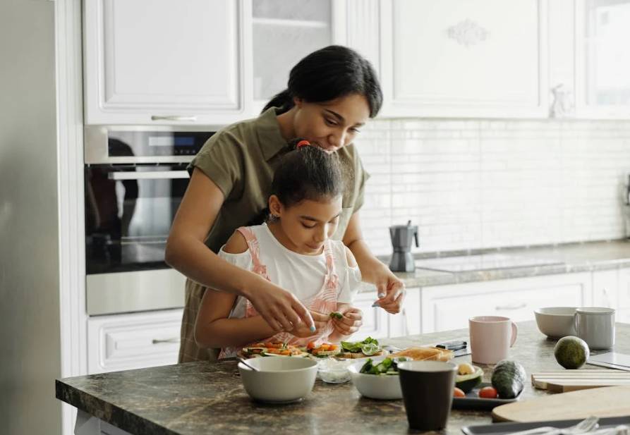 illustrasi anak dan ibu memasak (pexels.com/August de Richelieu)