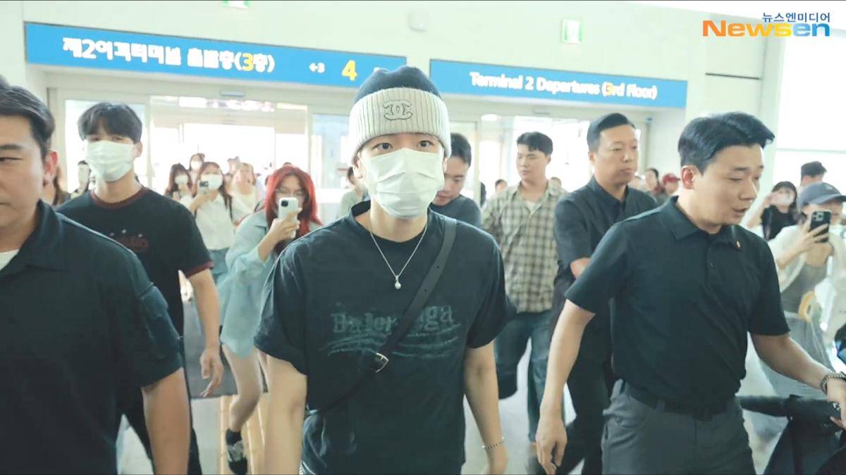 potret Baekhyun EXO berangkat ke Jakarta (dok. Newsen)