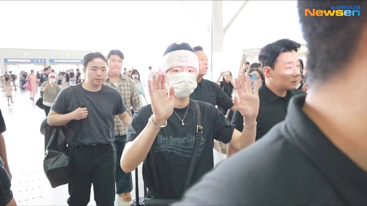 potret Baekhyun EXO berangkat ke Jakarta (dok. Newsen)