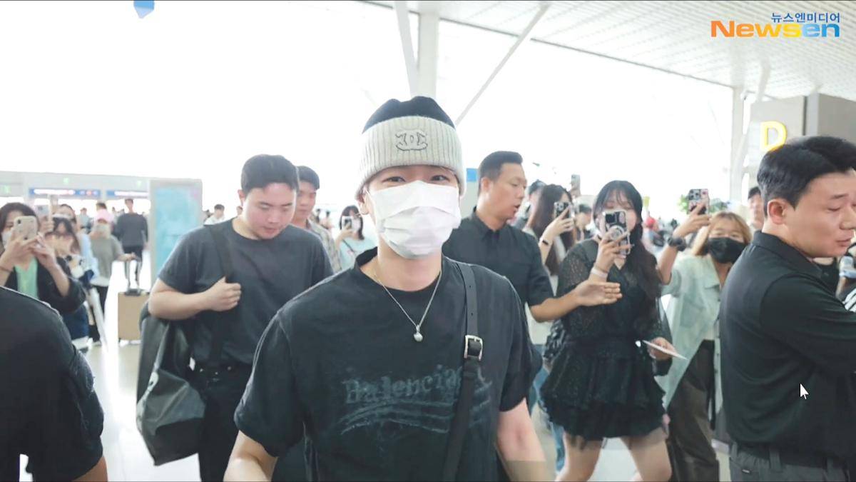 potret Baekhyun EXO berangkat ke Jakarta (dok. Newsen)