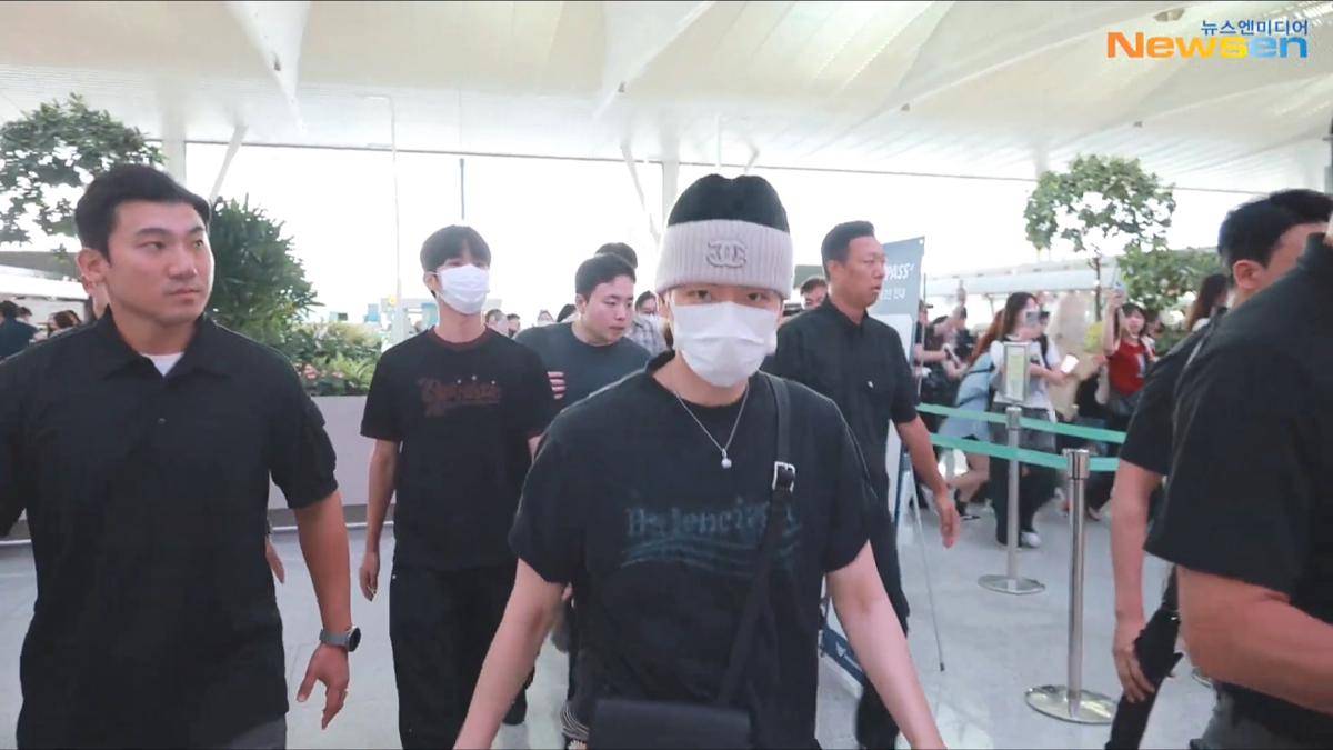 potret Baekhyun EXO berangkat ke Jakarta (dok. Newsen)