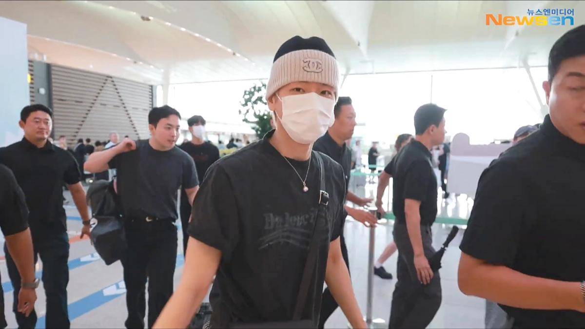 potret Baekhyun EXO berangkat ke Jakarta (dok. Newsen)
