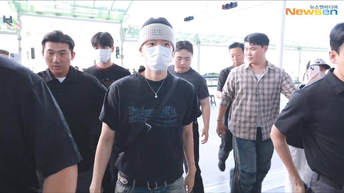 potret Baekhyun EXO berangkat ke Jakarta (dok. Newsen)