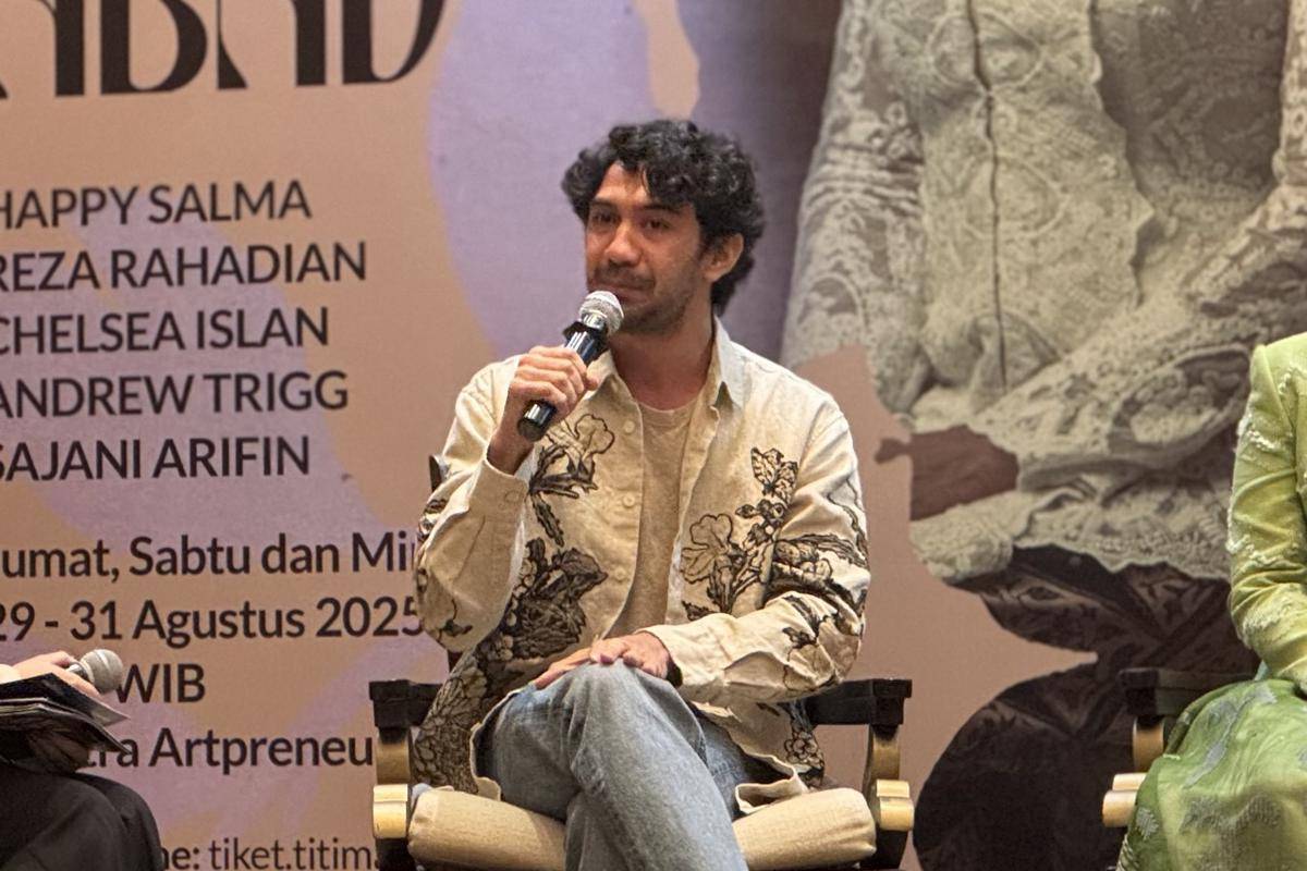 tim produksi dan cast Bunga Penutup Abad di konferensi pers pada Jumat (15/8/2025)