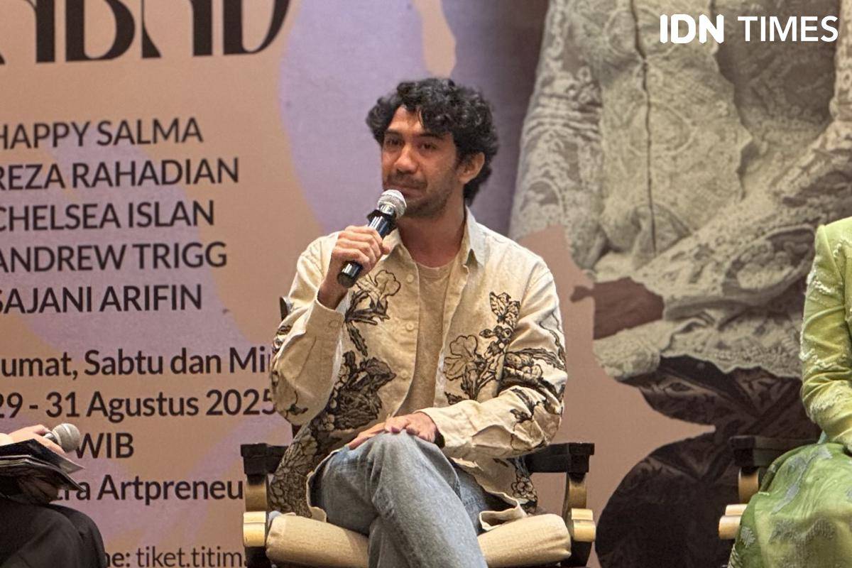 tim produksi dan cast Bunga Penutup Abad di konferensi pers pada Jumat (15/8/2025)