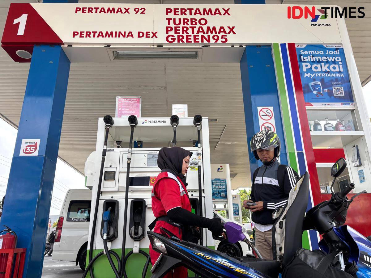 Penggunaan kendaraan bermotor mengisi Pertamax Green 95 di SPBU Pertamina 44.552.11 di Jalan Kyai Mojo No.52, Bener, Tegalrejo, Yogyakarta, Sabtu (9/8/2025) 