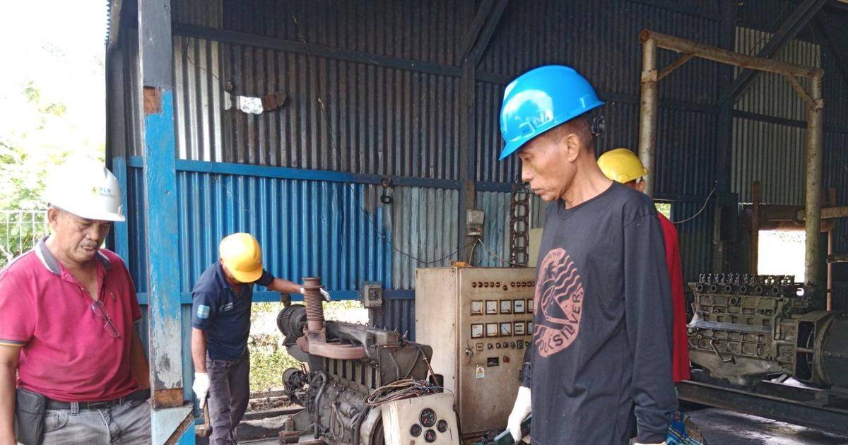 Petugas memasang instalasi listrik di Pulau Gangga I, Kecamatan Likupang Barat, Kabupaten Minahasa Utara, Sulawesi Utara.