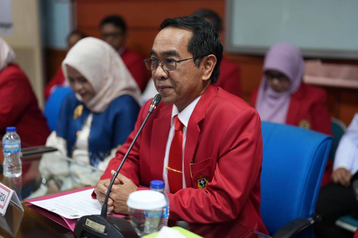 Prof. Jamaluddin Jompa (kanan) saat mendaftar calon rektor Unhas, Kamis (14/8/2025).