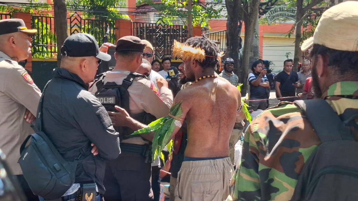 Mahasiswa Papua di Makassar saling dorong dengan polisi, saat demonstrasi, Jumat (15/8/2025). (IDN Tiimes/Darsil Yahya)