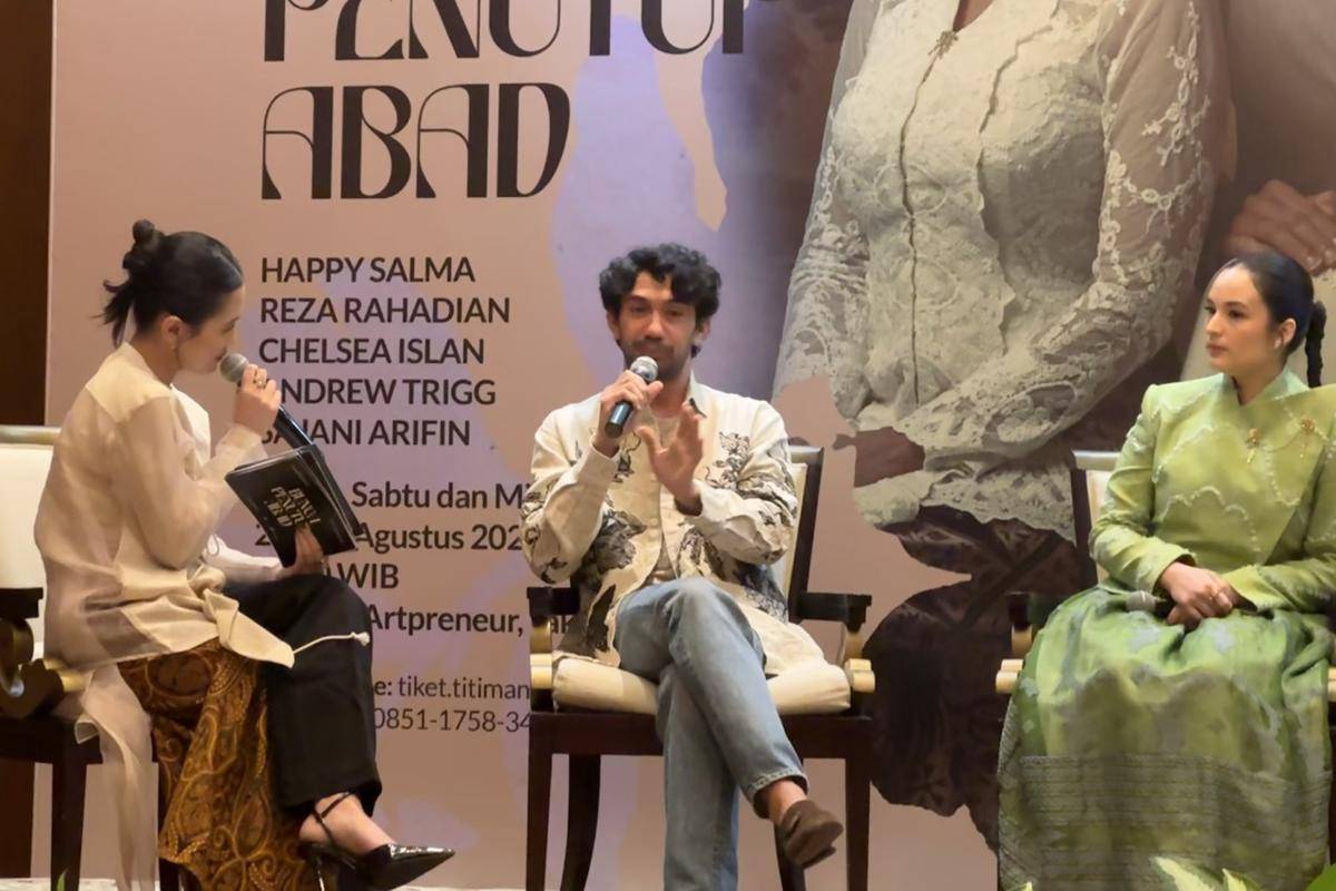 tim produksi dan cast Bunga Penutup Abad di konferensi pers pada Jumat (15/8/2025)