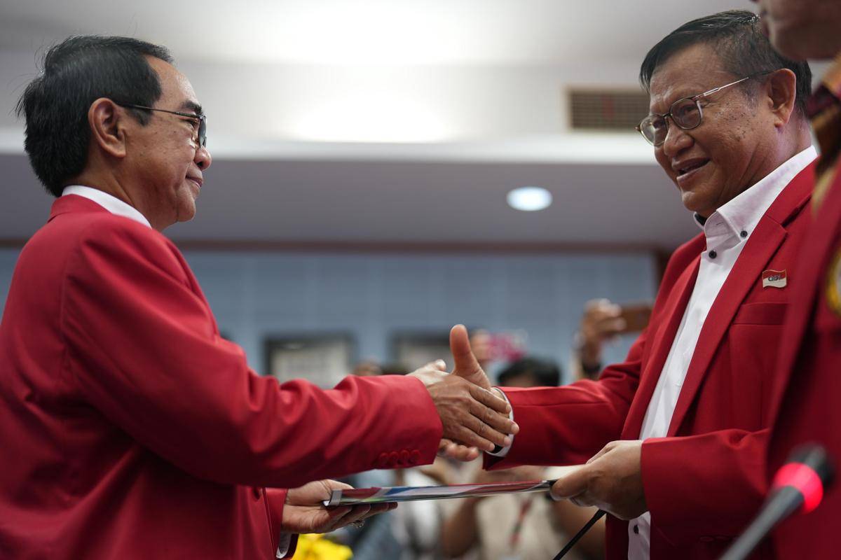 Prof. Jamaluddin Jompa (kanan) saat mendaftar calon rektor Unhas, Kamis (14/8/2025).